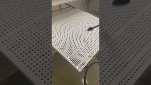 Процесс мойки полипропиленовой полки, 01 - нанесение пены смотреть онлайн