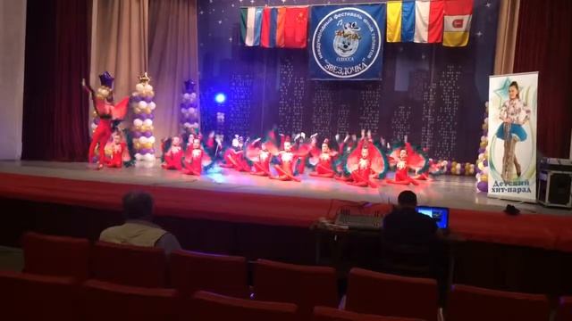 Птицы фениксы танцуют в филармонии