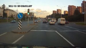 Троллейбус рвёт провода