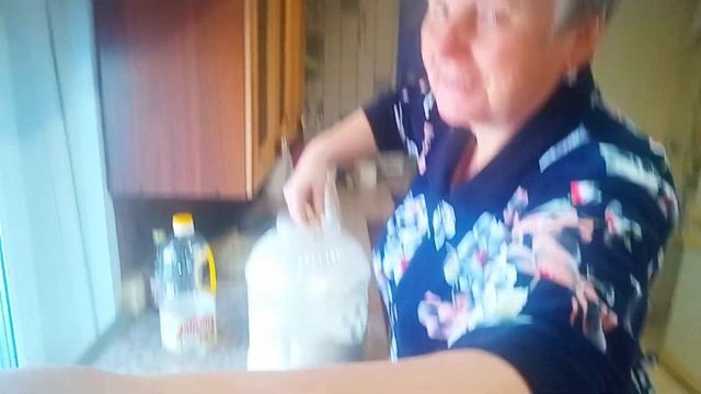 Готовлю на кухне/ Достали лук семейный / И картошку семенную/ Готовимся к сезону посадки .