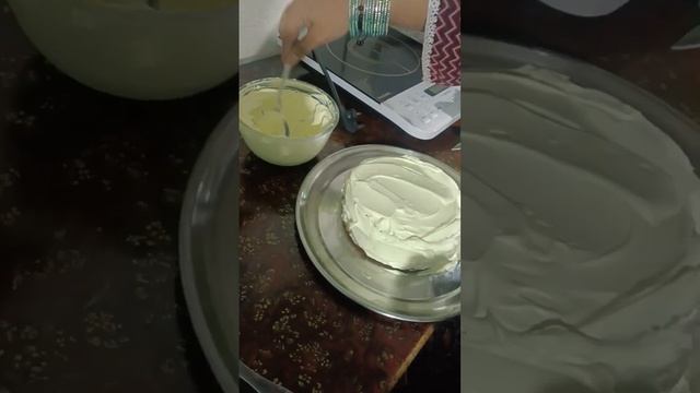 Putting Whip Cream On Cake Pine Apple Flavour #shortvideo #cake