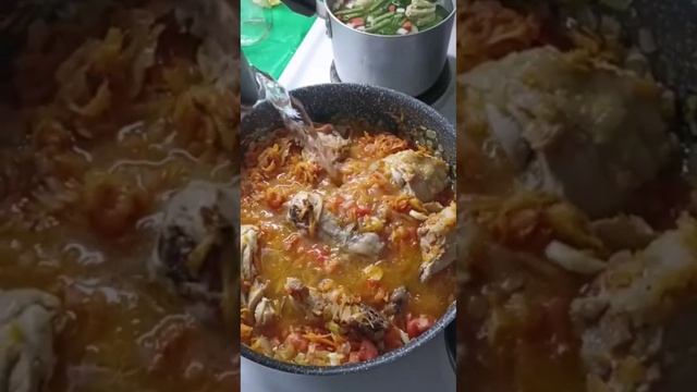 Тушёная курица к картофельное пюре