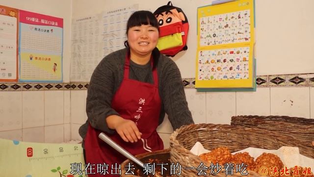 【陕北霞姐】陕北传统美食“豆食”，农村大炕捂6天，闻起来臭，吃起来香！ смотреть онлайн