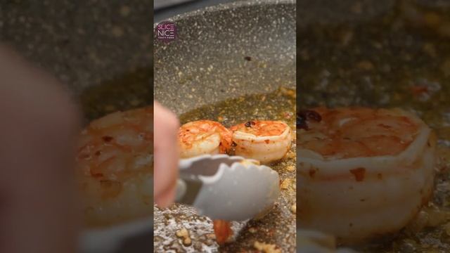 Лапша Удон с креветками в сливочном соусе.