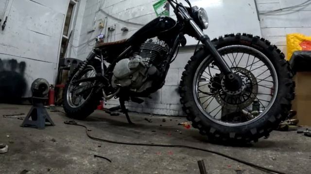 S3 E1 - SUZUKI TU250 STREET SCRAMBLER CAFE RACER FULL TIMELAPSE. смотреть онлайн
