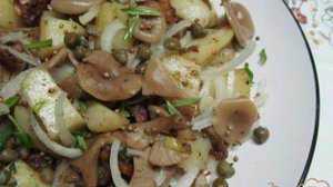 Теплый салат из картофеля грибов и каперсов
