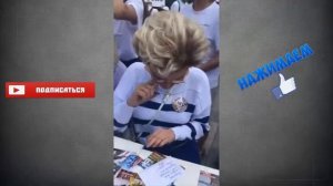 Елена Малышева отправляет открытку маме с Кремлем