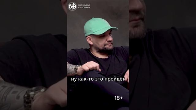 Мне застегнули наручники за спиной и отвезли в психушку