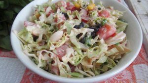 Овощной салат с фасолью и кукурузой