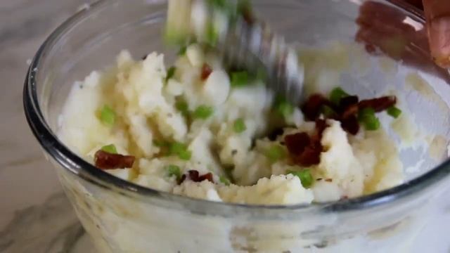 Baked Potatoes -Creamy and Cheesy смотреть онлайн