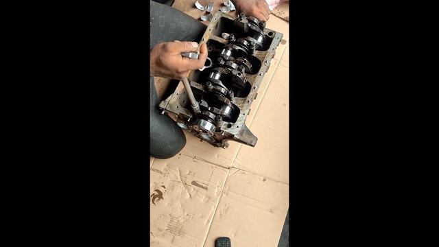 Assembling the Crankshaft of Toyota Corolla Dx Wagon to the engine. смотреть онлайн