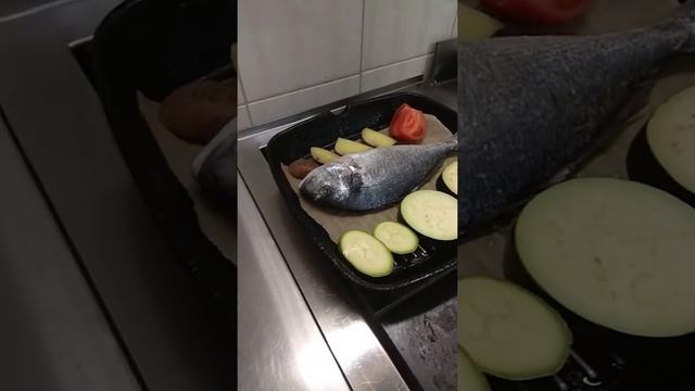Дорадо с овощами на гриле..