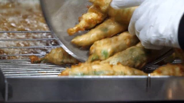 월 90000개 튀기는? 광장시장 왕 고추 튀김!! 바삭한 맛에 두번 놀라는 맛집!! / It's Korean style fried food / cooking ASMR смотреть онлайн