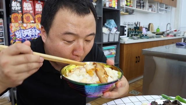 阿强做酸菜扣肉，蒸的入口即化，搭配酸菜太绝了，一口肉一口饭，真过瘾【cram阿强】 смотреть онлайн