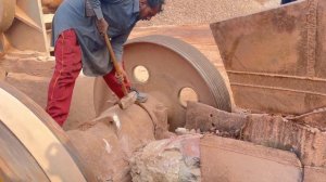 Строительство, дробление щебёнки