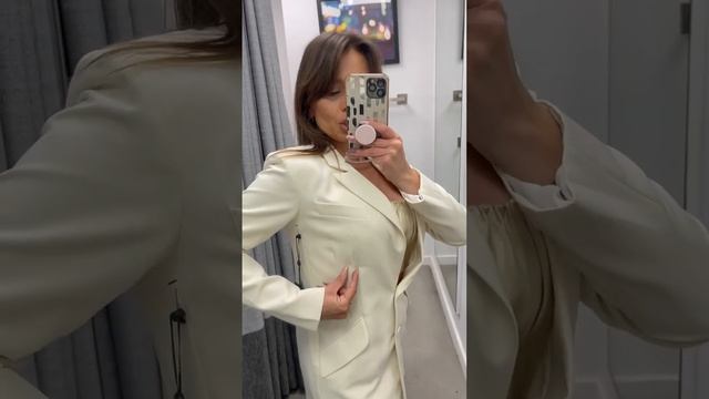 Женский жакет в молочном цвете от бренда DKNY: Подробный обзор модели
