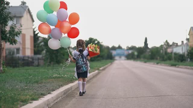 Карманова Анастасия  - Первоклашка  (слова и музыка А. Петряшева)