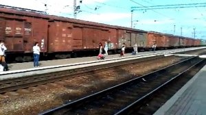 Электровоз ВЛ11.8-662 с грузовым поездом + интересный груз, станция Изюм