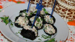 Чернослив фаршированный твердым сыром и грецкими орехами