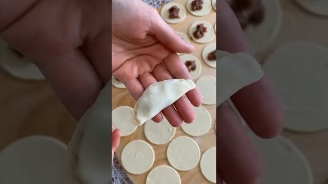 КАК ЛЕПИТЬ ПЕЛЬМЕНИ КОСИЧКОЙ / КАК ЛЕПИТЬ ПЕЛЬМЕНИ КОСИЧКОЙ #каклепить косичкупельмени,  #shorts