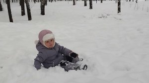 Поля гуляет в зимнем парке!