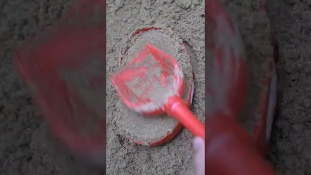 Пляжные игрушки играем в песочнице лепим батоны из песка