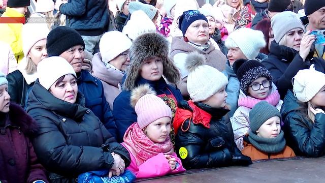 Более двухсот блинов раздали в городском парке в Альметьевске смотреть онлайн