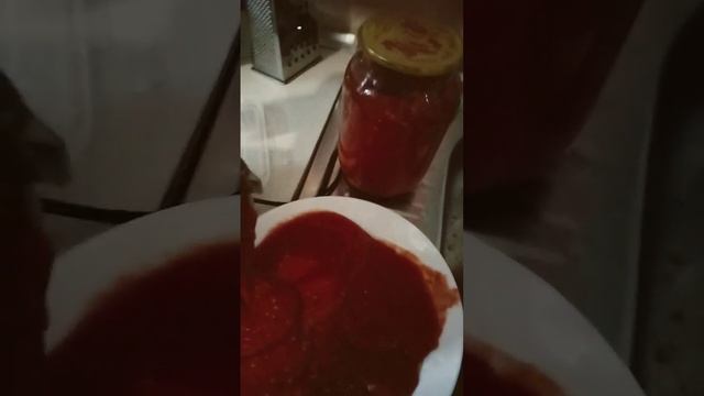 Аджика---помидоры,чеснок,перец болгарский сладкий,перец горький по вкусу соль,сахар, уксус,специи. смотреть онлайн