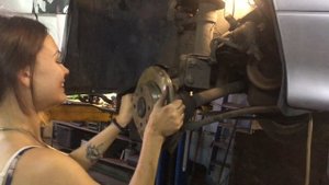 СОРВАЛА БОЛТ. СПАЛИЛА ПЫЛЬНИК. Замена тормозных дисков ваз 2114