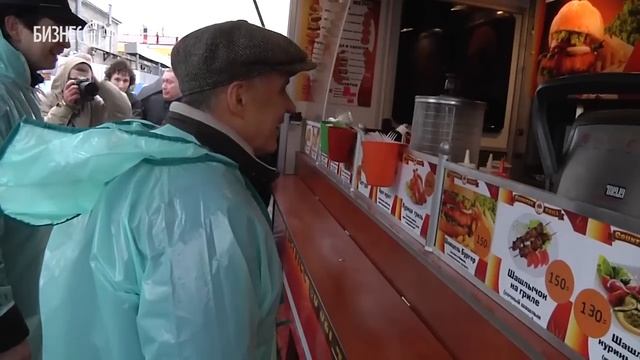 Минниханов и Фишман приняли участие в общегородском субботнике смотреть онлайн