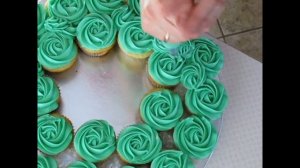 Christmas Wreath Pull-Apart Cupcake Cake | Sweetwater Cakes