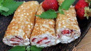 Овсяные блины с творогом и клубникой