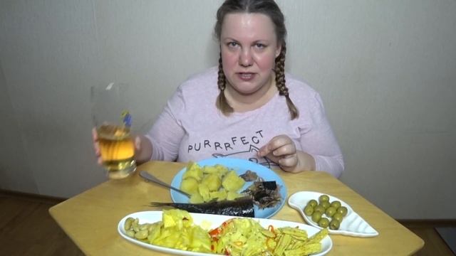 Мукбанг / Mukbang 🐟Скумбрия с пивком 🍻 а вам слабо? смотреть онлайн