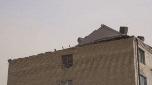 25 02 2020  Шквалистый ветер сорвал часть кровли на многоэтажном доме  г. Зеленокумск