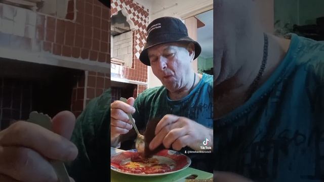 На завтрак яичница из перепелиных яиц с колбасой.