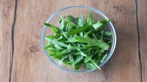 КАК ПРИГОТОВИТЬ САЛАТ С РУККОЛОЙ, КЕДРОВЫМИ ОРЕШКАМИ И КРЕВЕТКАМИ? Вкусный, простой, без майонеза