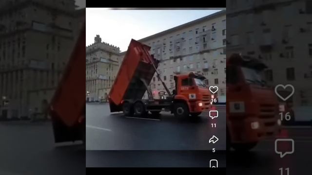 Забыл опустить кузов. Едет и срывает все провода в городе.