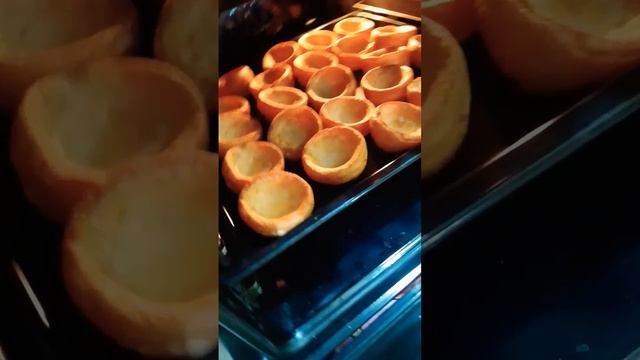Yorkshire Pudding my first time || full vid soon #shorts смотреть онлайн