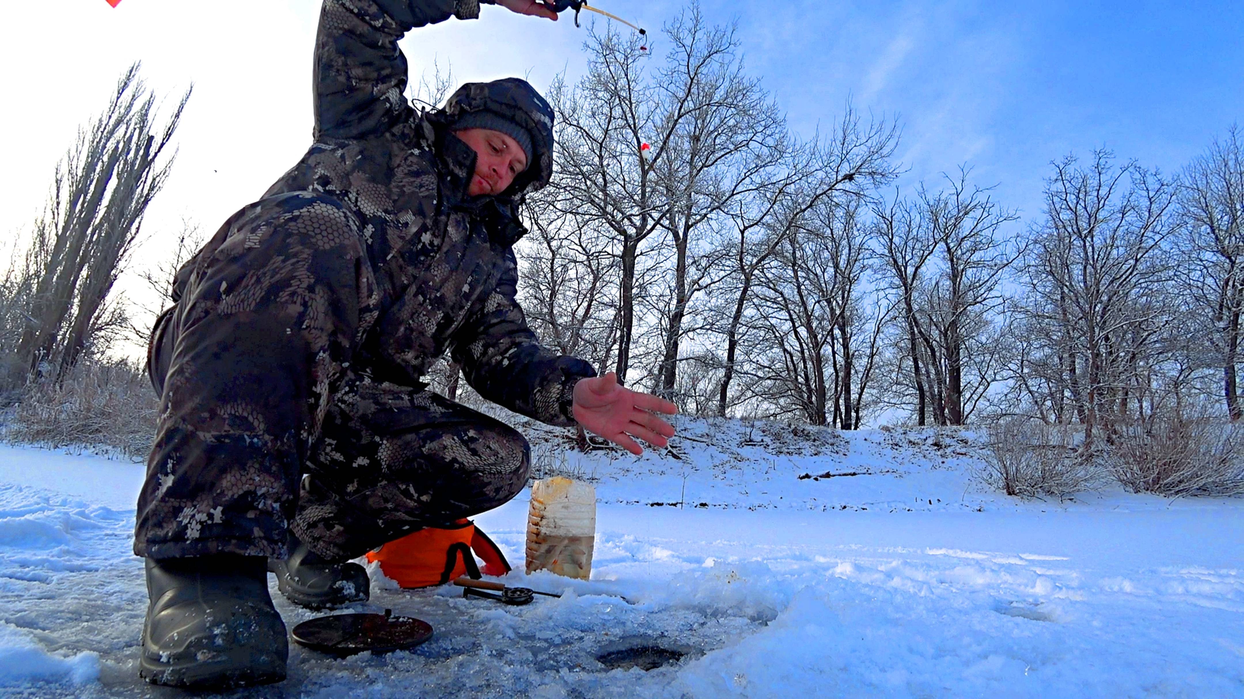 С температурой  поехал на рыбалку.. Погода шикарная. Выпал снег.