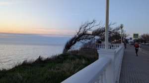 На велике на Кручу к морю, по набережной к центральному пирсу, море и вечерний город Геленджик