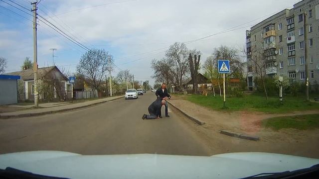 Жесть. Как алкаши переходят дорогу. смотреть онлайн