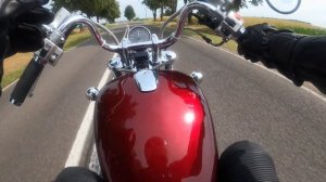 Suzuki Intruder VS 800. Jasna długa prosta...