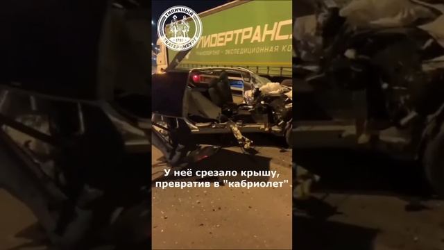 У автомобиля полностью срезало крышу