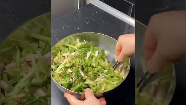 Готовим Весенний салат 🥗 🥬 🥒 смотреть онлайн