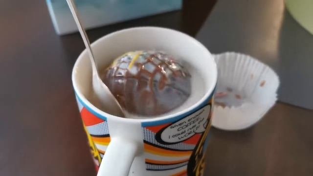 Шокобомбочка. Заливаем горячим молоком и смотрим на результат