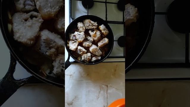 Минтай в сметанном соусе на сковородке.