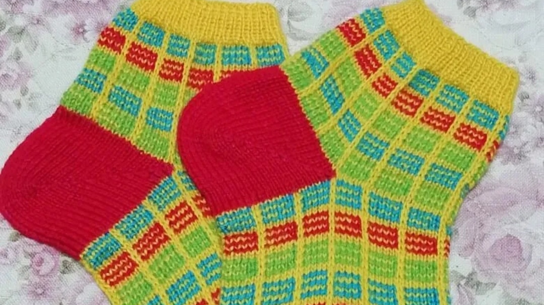 Веселые носочки из остатков пряжи спицами. Очень подробный МК .для НАЧИНАЮЩИХ! смотреть онлайн