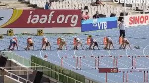 Легкоатлетка разминается перед стартом