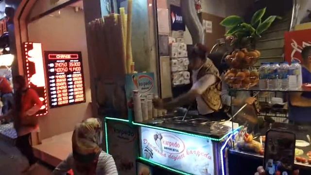 Как продают мороженое в Стамбуле. Это целое шоу) смотреть онлайн