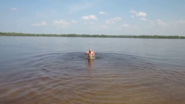 Первое купание 1 мая на Днепре.The first bathing may 1, on the Dnieper river смотреть онлайн